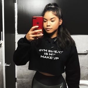 “Gym sweat is my makeup” cropped hoodie 💦